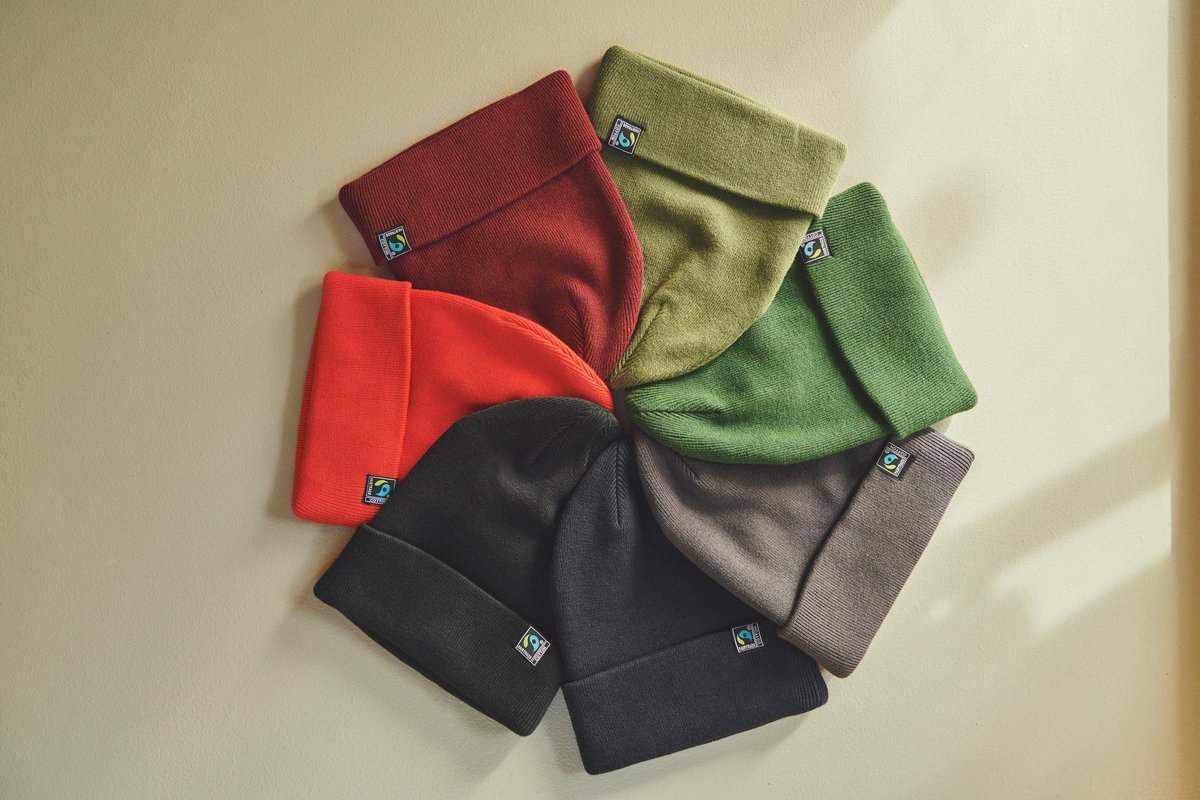 Beanies aus Bio-Baumwolle in sieben Farben · radial angeordnet